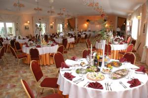 Un restaurant sau alt loc unde se poate mânca la Dedek Park - historyczny dworek w pięknym Parku Skaryszewskim obok Stadionu Narodowego