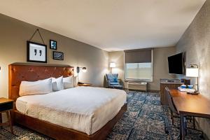 Postel nebo postele na pokoji v ubytování Radisson Hotel Fairview Heights - St Louis