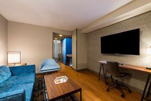 TV a/nebo společenská místnost v ubytování Radisson Hotel Fairview Heights - St Louis