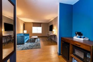 TV a/nebo společenská místnost v ubytování Radisson Hotel Fairview Heights - St Louis