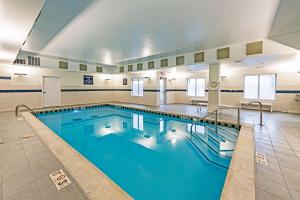 Bazén v ubytování Radisson Hotel Fairview Heights - St Louis nebo v jeho okolí
