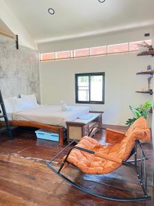 Giường trong phòng chung tại Behind The Temple Island Eco-Bungalow 15min Walk To Hin Kong Beach