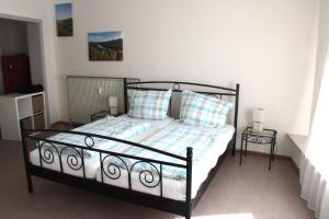 1 Schlafzimmer mit einem schwarzen Bett und 2 Kissen in der Unterkunft Ferienwohnung Altes Pfarrhaus mit Flair und Moselblick in Brauneberg