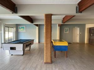 een kamer met een paal en een pooltafel bij Banana Beach B4 in Melville