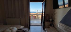 ポリフロノにあるArtemis Apartments Златна гледка към моретоのベッドルーム1室(バルコニーに面したドア付)