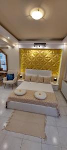 ポリフロノにあるArtemis Apartments Златна гледка към моретоのベッドルーム1室(大型ベッド1台、枕2つ付)