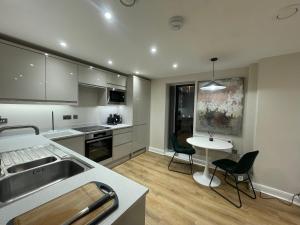 Kuchyň nebo kuchyňský kout v ubytování Deluxe apartment in Leeds city centre