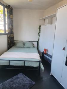 een klein bed in een kamer met een raam bij Laelia place Rivotte in Besançon