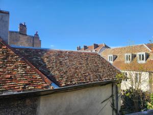 een tegeldak boven een gebouw bij Laelia place Rivotte in Besançon