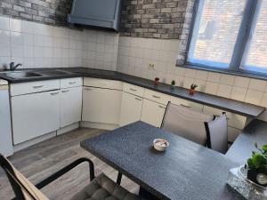 een keuken met een tafel en een kom erop bij Laelia place Rivotte in Besançon +1 foto