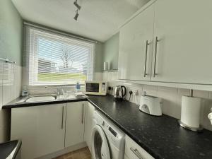 Köök või kööginurk majutusasutuses The Look Out, A 2 Bedroom Chalet with Allocated Parking