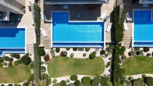 Bazén v ubytování Olymp Luxury Villa C - Seafront Elegance with Infinity Pool and Exclusive Lifestyle nebo v jeho okolí
