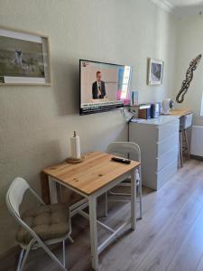 Habitación con escritorio y ordenador en la pared. en Nid Douillet classé 2 étoiles depuis janvier 2023, en Le Mont-Dore