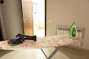 asciugacapelli posto sopra un tavolo di Elite Downtown 1BDR Stay a Yerevan