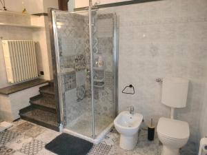 a bathroom with a shower and a toilet at Henson appartamento in Tortona