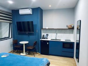 Televisyen dan/atau pusat hiburan di Lapit Hotel And Apartment