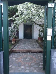 una entrada a un edificio con una puerta y un árbol en B&B Camelie, en Melfi