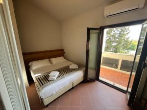 Gallery image of Lake View Apartment, MantegnaHotels in Mantova +15 photos