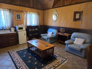 un soggiorno con un divano e un tavolo di LeVar -Historic accessability accommodation with Ensuite and Mod Cons a Hoddy Well