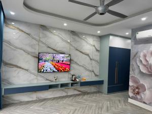 TV a/nebo společenská místnost v ubytování Phòng VIP Homestay OCP3, có buồng xông hơi - sauna room