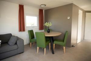 Gallery image of chalet beige in Serooskerke +6 photos