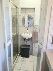 een badkamer met wastafel en douche bij Banana Beach B4 in Melville