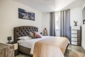 Una cama o camas en una habitación de Il sorriso del lago 32 fotos más