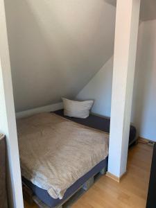 Ένα ή περισσότερα κρεβάτια σε δωμάτιο στο Cozy studio apartment