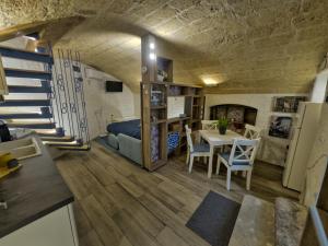 a room with a bed and a table and chairs at Sus e Sott B&B in Mottola