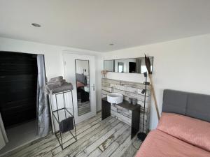 Postelja oz. postelje v sobi nastanitve vitalpha lodge