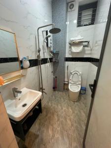 a bathroom with a sink and a toilet at Nhà Nghỉ Phát Lợi in Quy Nhon