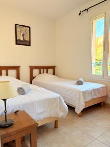 Ένα ή περισσότερα κρεβάτια σε δωμάτιο στο Le Soleil de Nyons