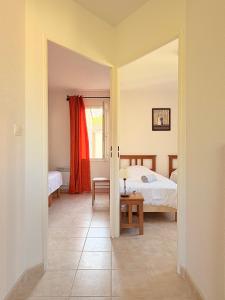 Ένα ή περισσότερα κρεβάτια σε δωμάτιο στο Le Soleil de Nyons