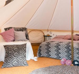Tenda con 2 Letti e cuscini in camera di Glamping in Småland a Eksjö