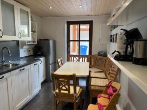 a kitchen with a table and chairs in a room at Apartment BERGfamilie - gemütlich ausgestattet, ruhig und familienfreundlich in Schliersee