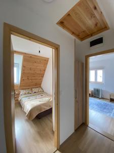 Postel nebo postele na pokoji v ubytování Holiday Home Apartman Aco