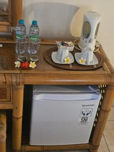 un tavolo con cesto e bottiglie d'acqua di Hotel Chonos a Lovina