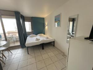 a small room with a bed and a kitchen at Résidence Graziella Studio 308 in Juan-les-Pins