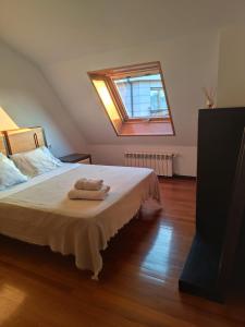 Ένα ή περισσότερα κρεβάτια σε δωμάτιο στο Duplex en Narón. 4 hab. 3 baños