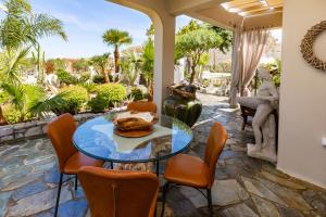 ハニア・タウンにあるRenas Secret Garden Houseのパティオ(テーブル、椅子、噴水付)