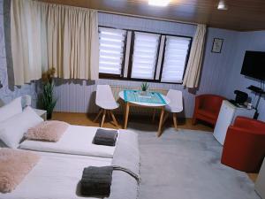 ein Schlafzimmer mit zwei Betten, einem Tisch und Stühlen in der Unterkunft Haus Roxy in Cochem