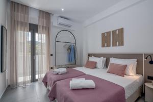 Ένα ή περισσότερα κρεβάτια σε δωμάτιο στο Gems - Stunning 2BR Apts - Steps from the Beach!