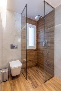 een badkamer met douche en toilet bij Lume, Stylish New Apartment Near the Beach in Agia Pelagia +24 foto's