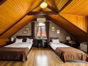Postel nebo postele na pokoji v ubytování Hotel New Metekhi