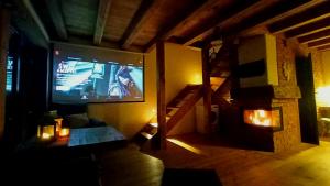 Telewizja i/lub zestaw kina domowego w obiekcie Miłochata Osada PTOSEK Bieszczady