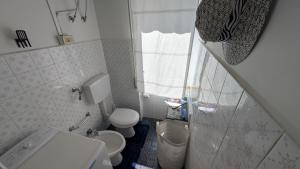 Kúpeľňa v ubytovaní Casa a 20 metri dal mare!