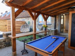Meja biliard di Beacon House