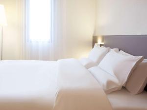 Кровать или кровати в номере Novotel Setubal