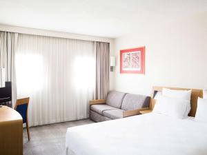 Кровать или кровати в номере Novotel Setubal