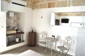 een eetkamer met 2 stoelen en een tafel bij Matilde Home in Monopoli +20 foto's